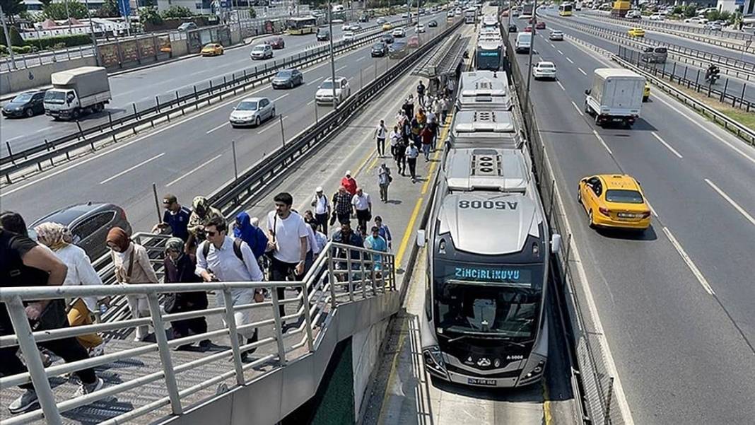 Sadece İstanbul'da vardı, artık o şehirde de hizmete giriyor! İşte metrobüsü kullanacak ikinci şehir... 15